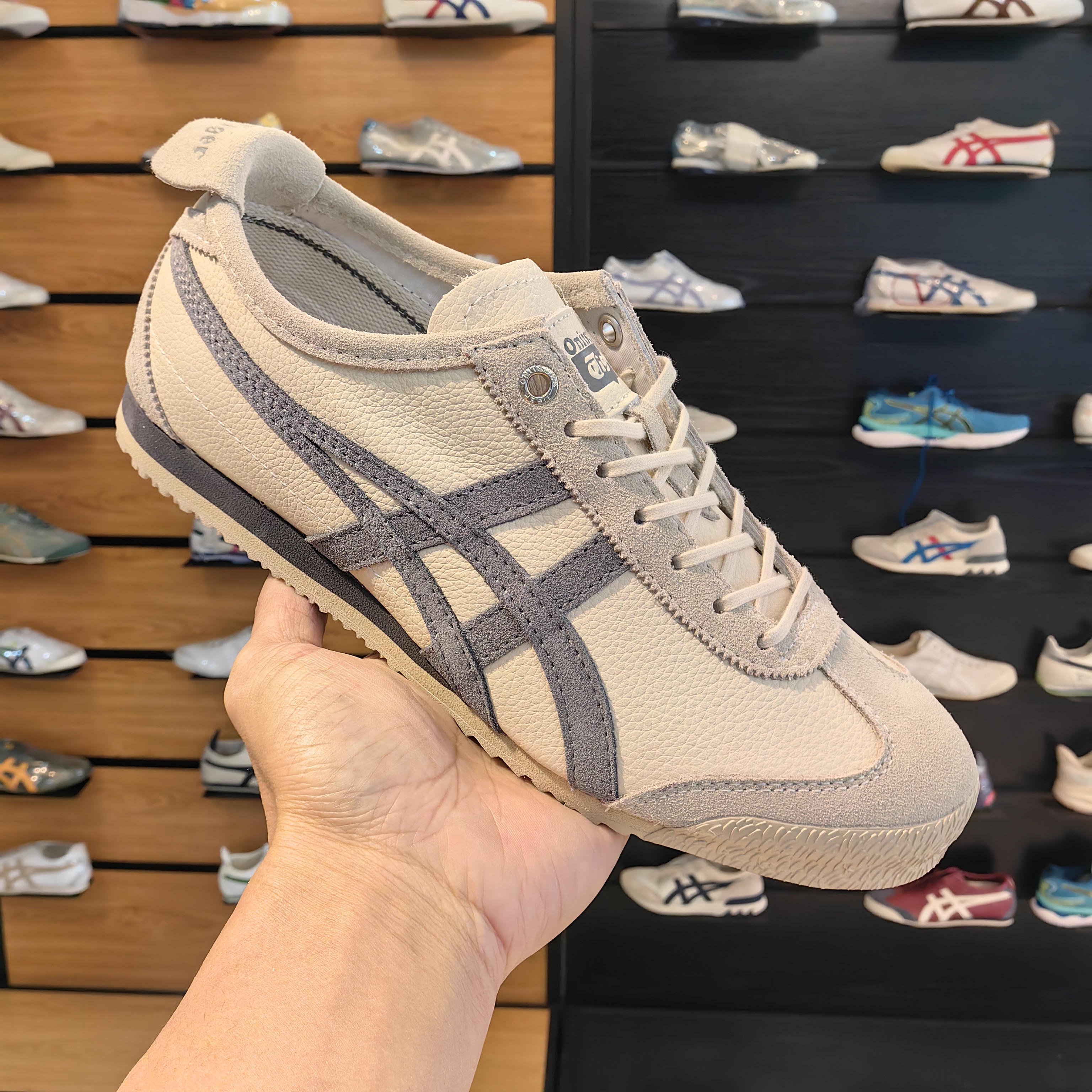 (Beige/ Carbon) Mexico 66 SD Shoes