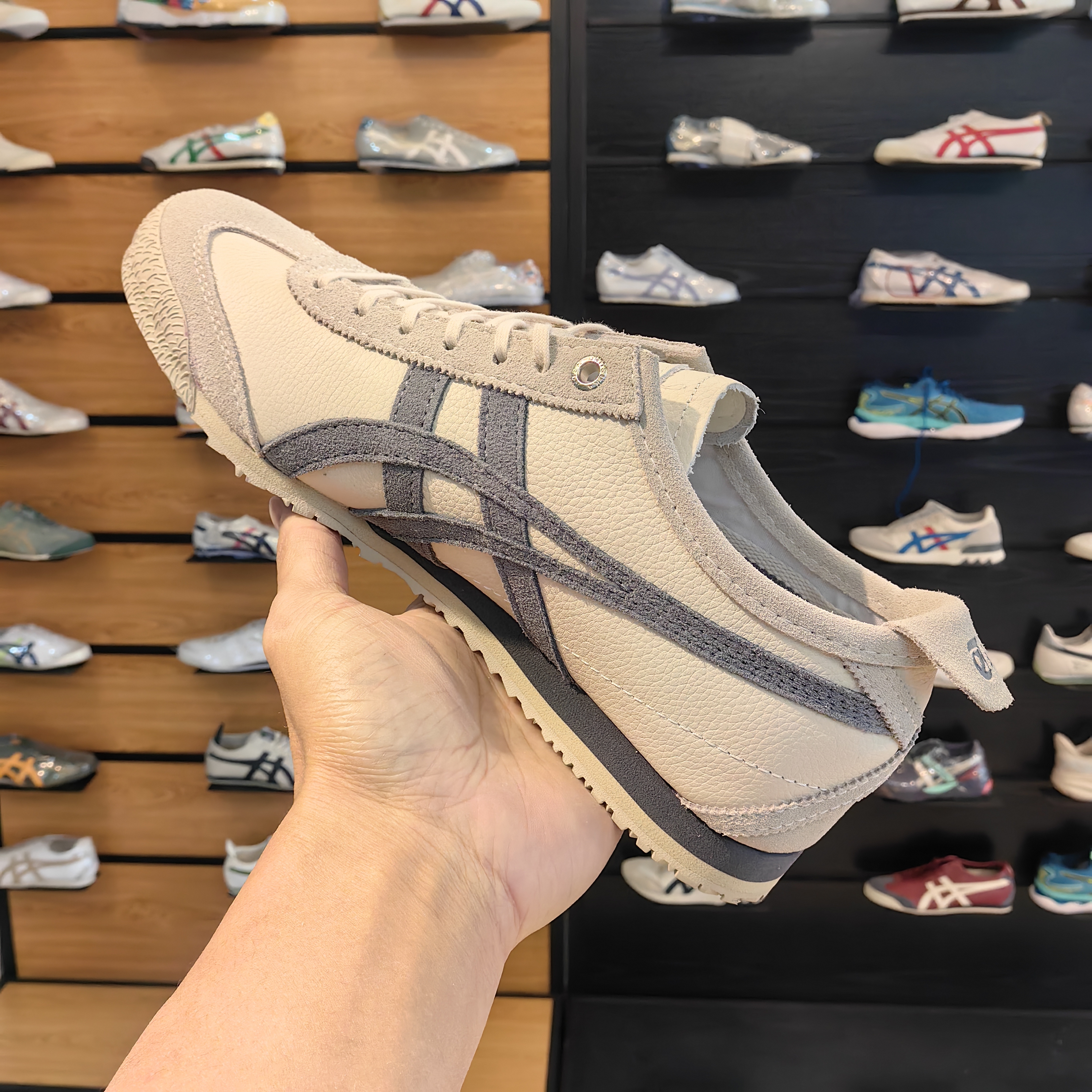 (Beige/ Carbon) Mexico 66 SD Shoes